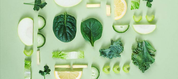 Bachelor Ernährungswissenschaften Kleingeschnittes Obst und Gemüse, strukturiert und symmetrisch angeordnet. Alle Lebensmittel haben eine grüne Farbe.