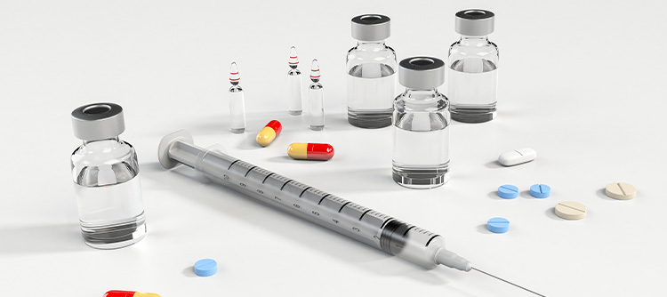 Medizin und Gesundheit Auf dem Bild sind eine Spritze sowie mehrere Pillen, Tabletten und Ampullen zu sehen.
