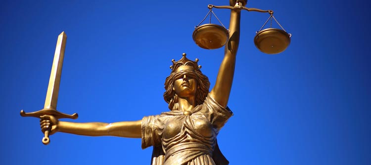 Bachelor Jura Auschnitt der goldenen Statur der römischen Justitia.