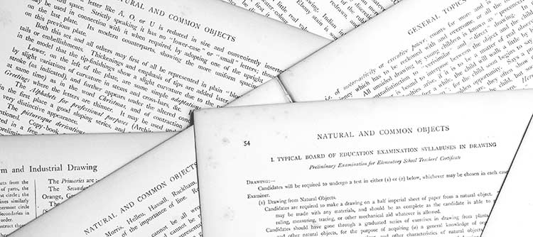 Literaturwissenschaft Ausschnitt von beschrifteten Zetteln.