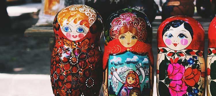 Slawistik Abbildung der russischen Matrjoschkas, der bekannten, handgeschnitzten Puppen.