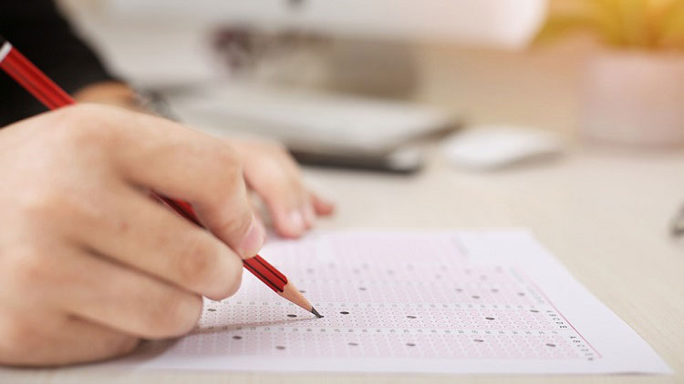 Zulassungstest im Bewerbungsverfahren. Eintrittsbarriere durch den Zulassungstest.