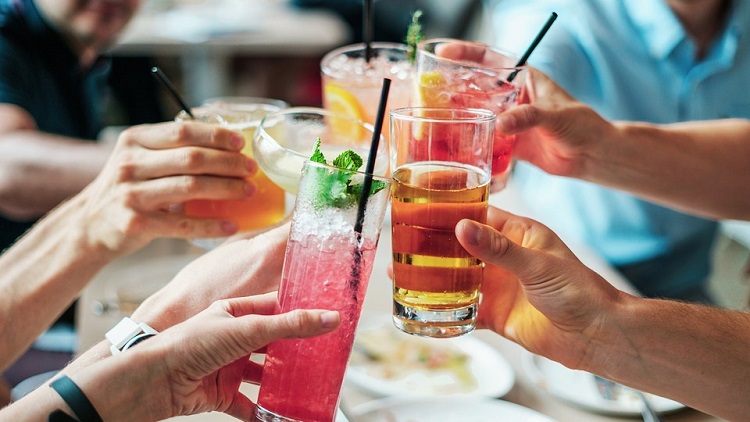 WG-Partys sind eine willkommene Abwechslung Gemeinsames Anstoßen in der Wohngemeinschaft